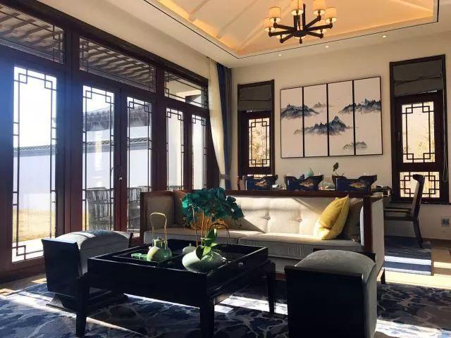 轩庭门窗，将中式大宅的气度展现得尤为高雅而得体